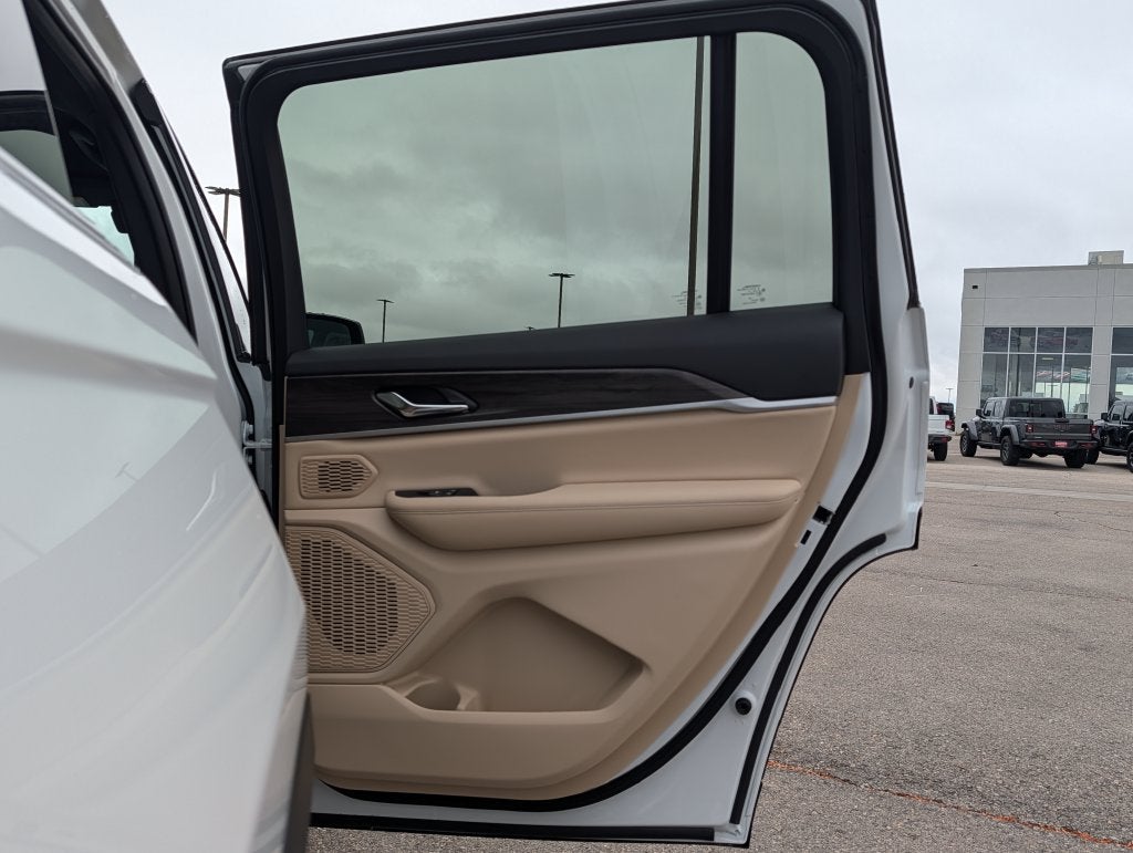 2027 Jeep Grand Cherokee L L LIMITED 4X4