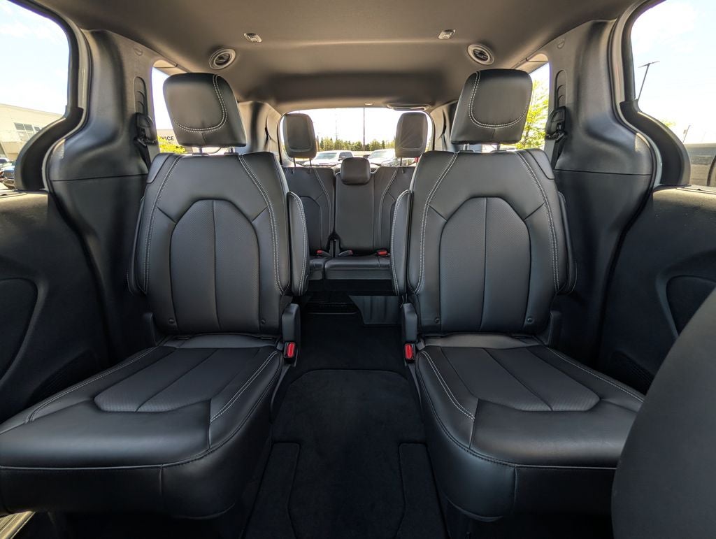 2027 Chrysler Pacifica Select