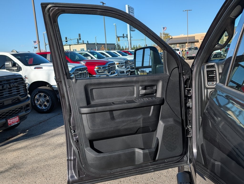 2027 RAM 3500 RAM 3500 TRADESMAN CREW CAB 4X4 8' BOX