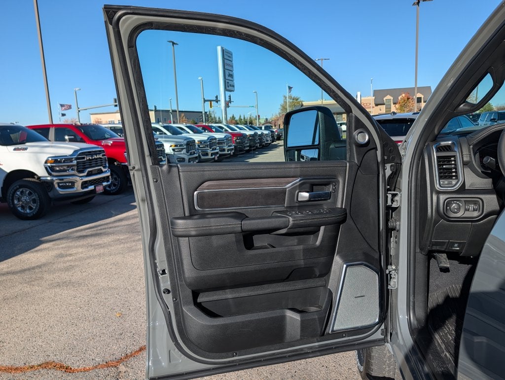 2027 RAM 3500 RAM 3500 LARAMIE CREW CAB 4X4 8' BOX