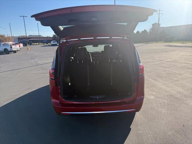 2027 Chrysler Pacifica Select