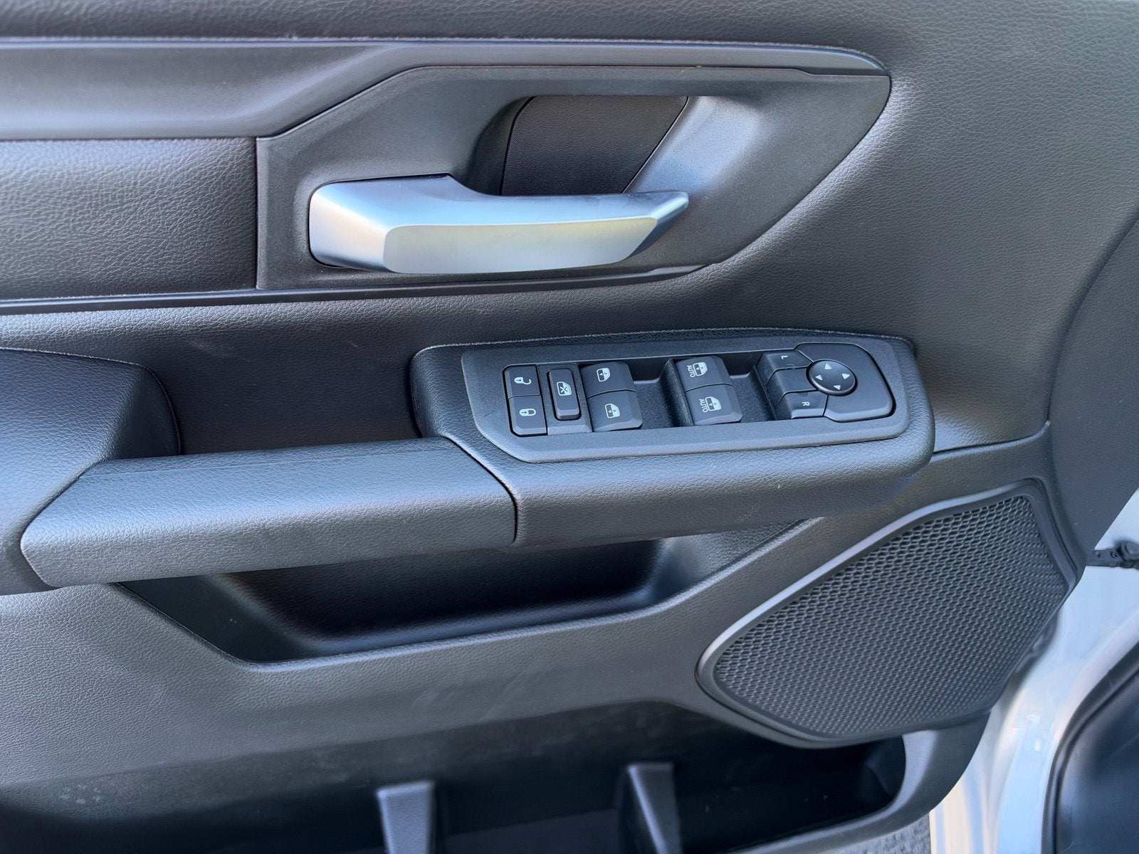 2027 RAM 1500 RAM 1500 EXPRESS CREW CAB 4X4 5'7' BOX