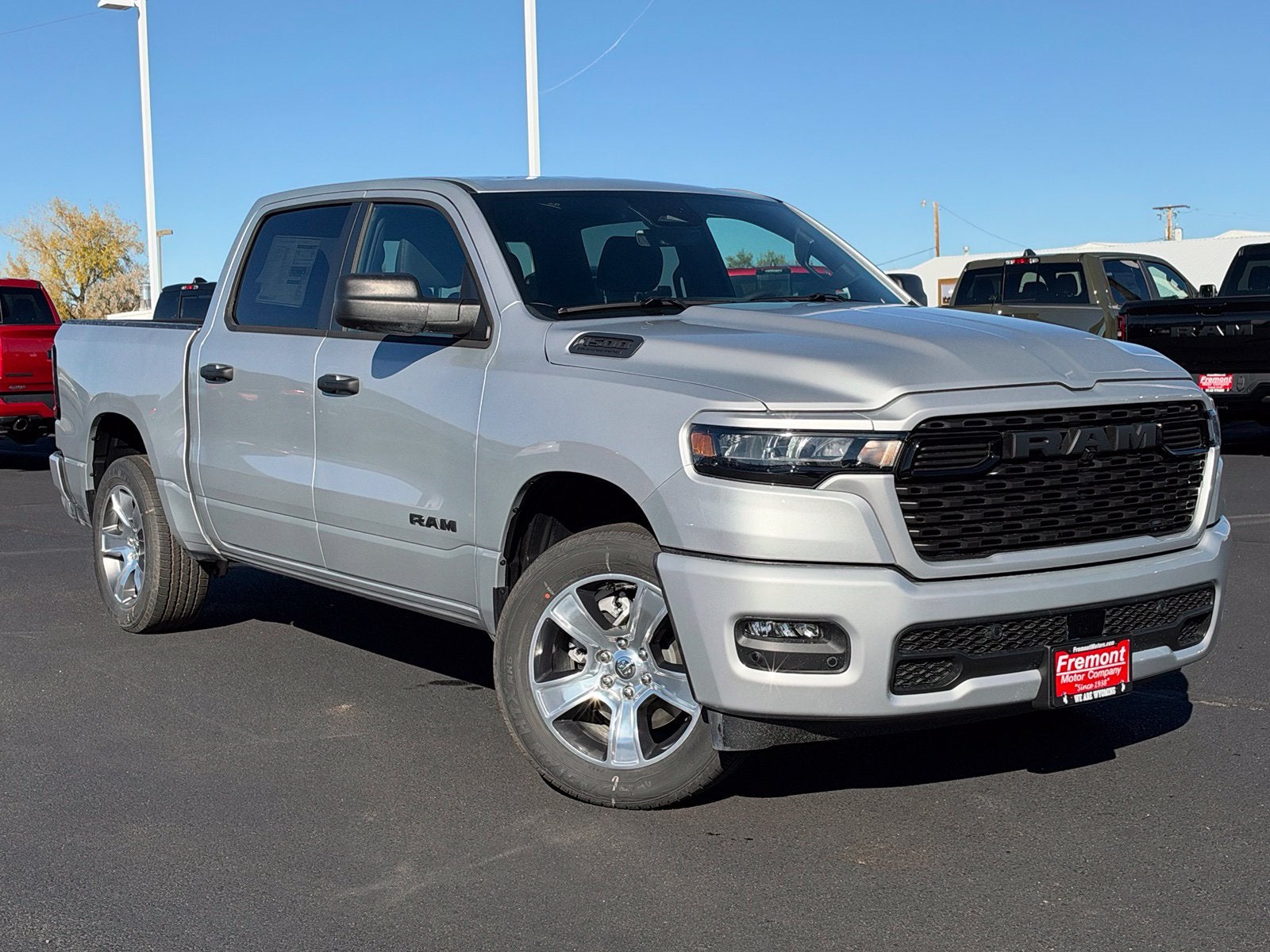 2027 RAM 1500 RAM 1500 EXPRESS CREW CAB 4X4 5'7' BOX