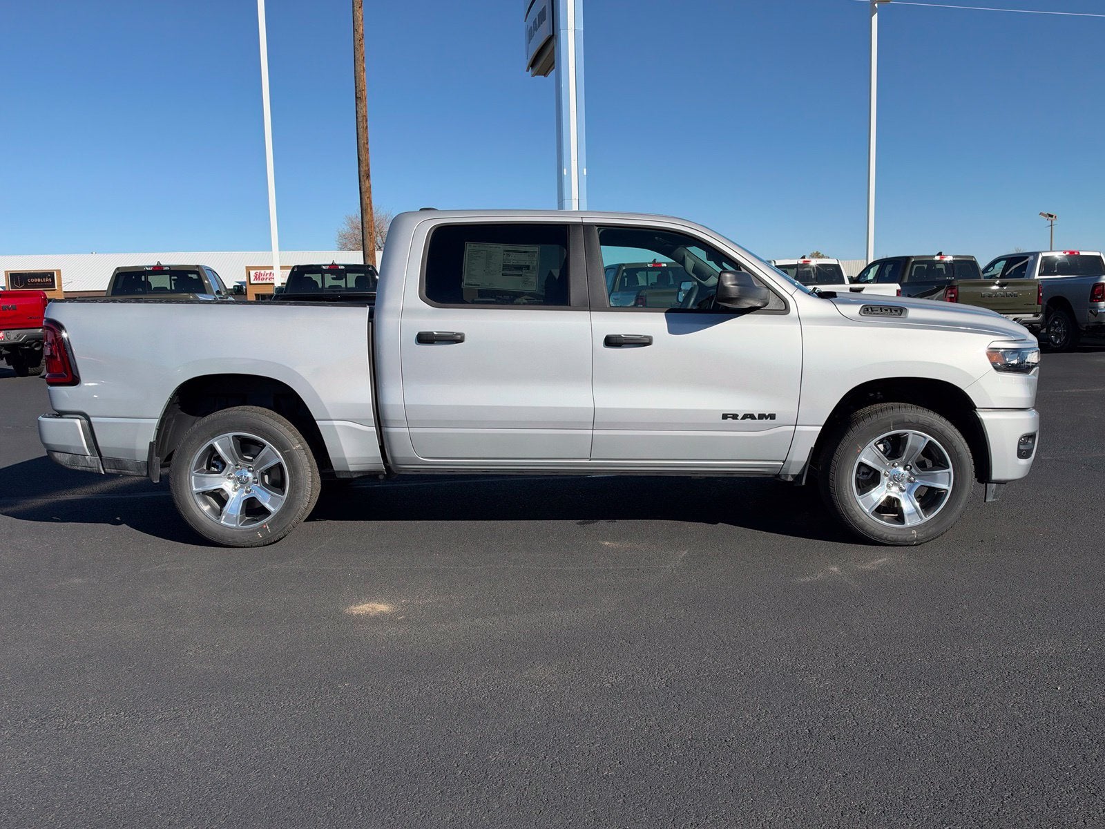2027 RAM 1500 RAM 1500 EXPRESS CREW CAB 4X4 5'7' BOX