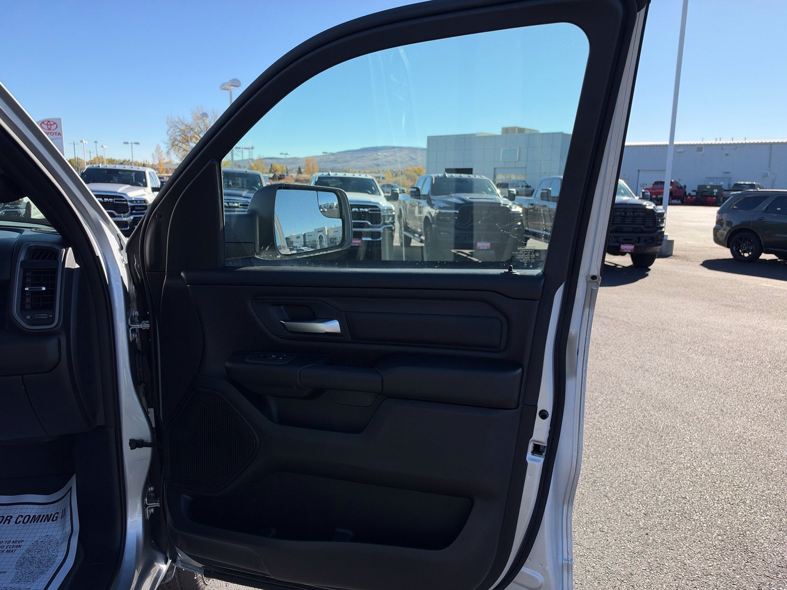 2027 RAM 1500 RAM 1500 EXPRESS CREW CAB 4X4 5'7' BOX