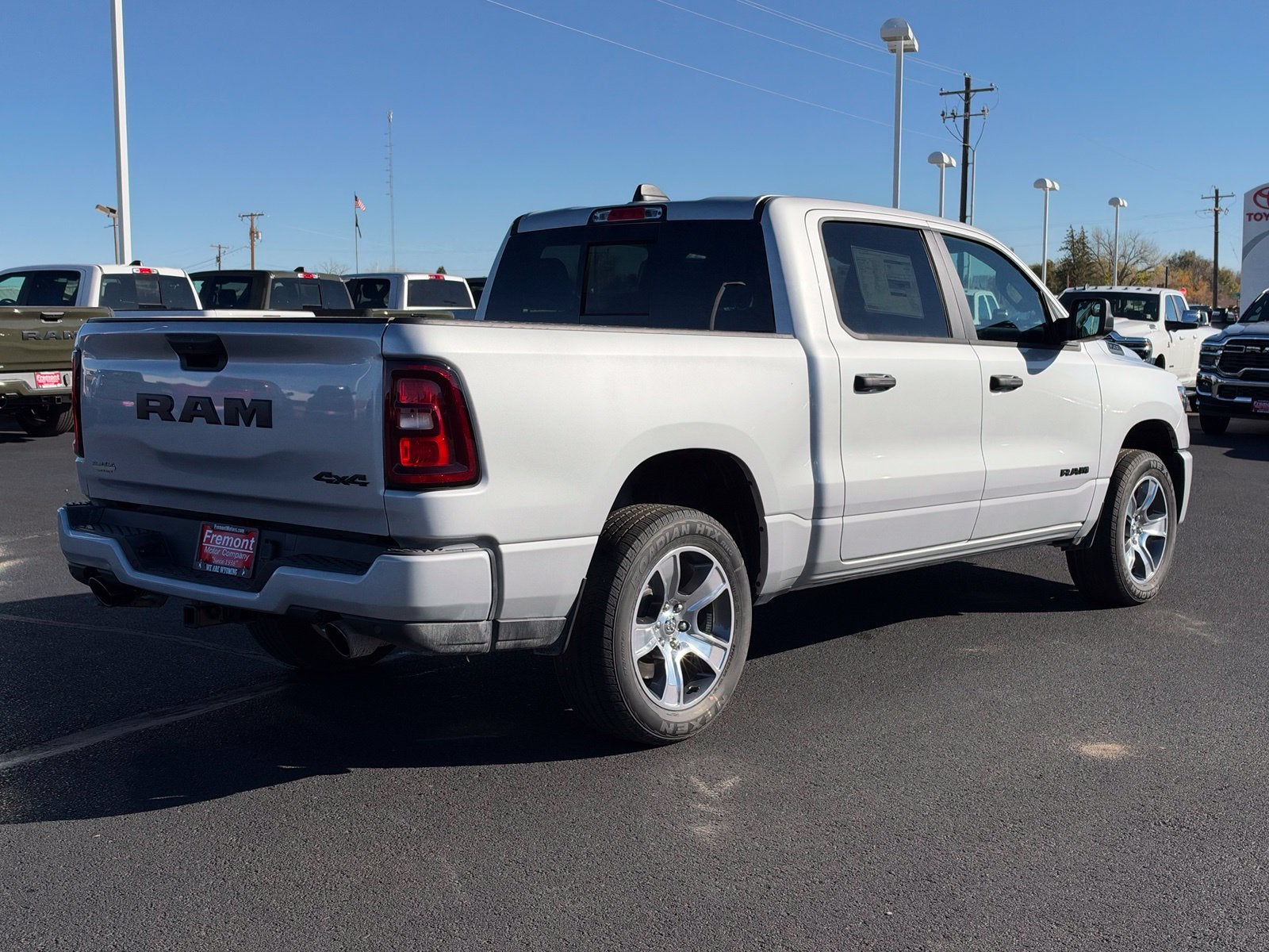 2027 RAM 1500 RAM 1500 EXPRESS CREW CAB 4X4 5'7' BOX