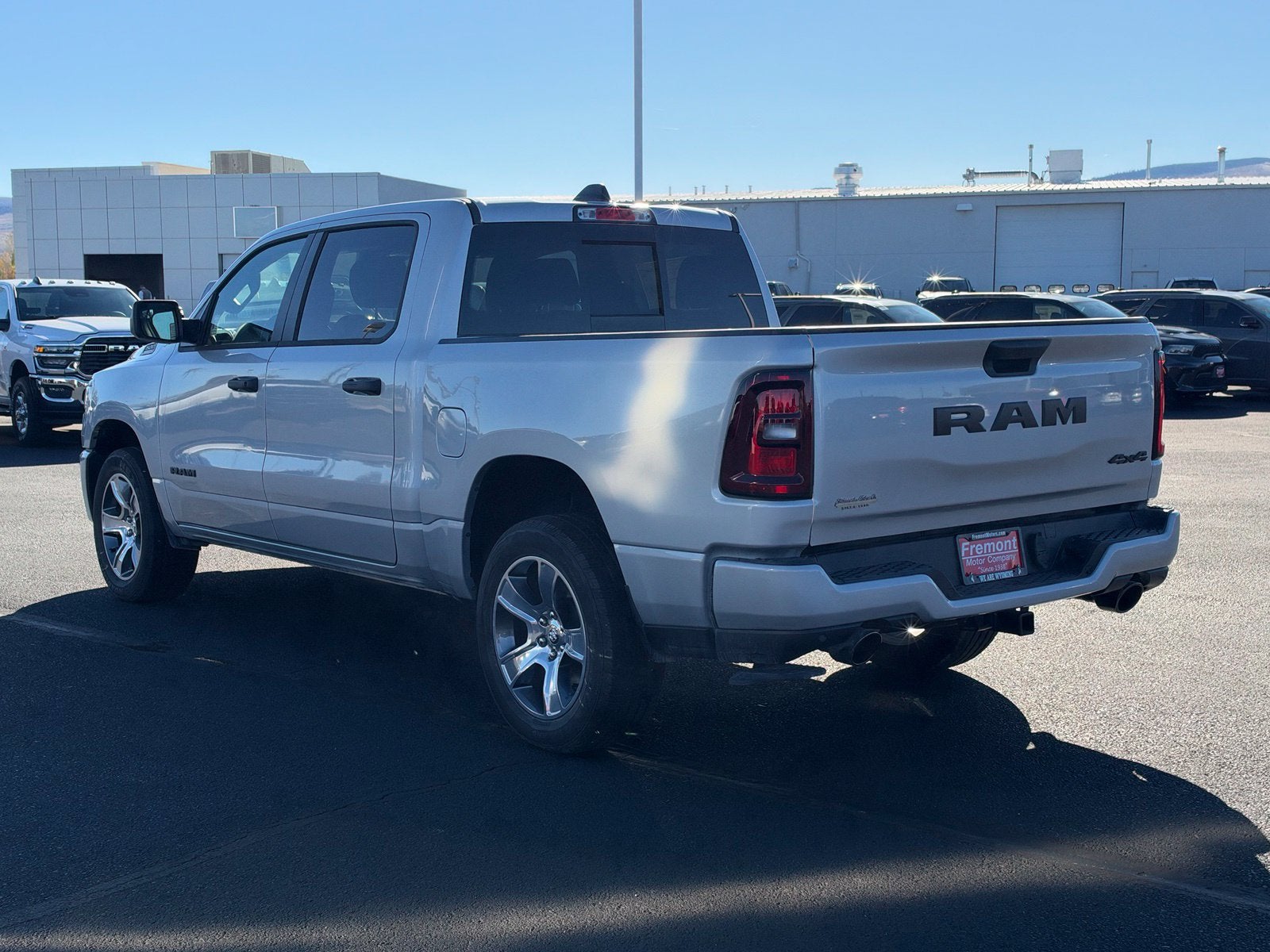 2027 RAM 1500 RAM 1500 EXPRESS CREW CAB 4X4 5'7' BOX