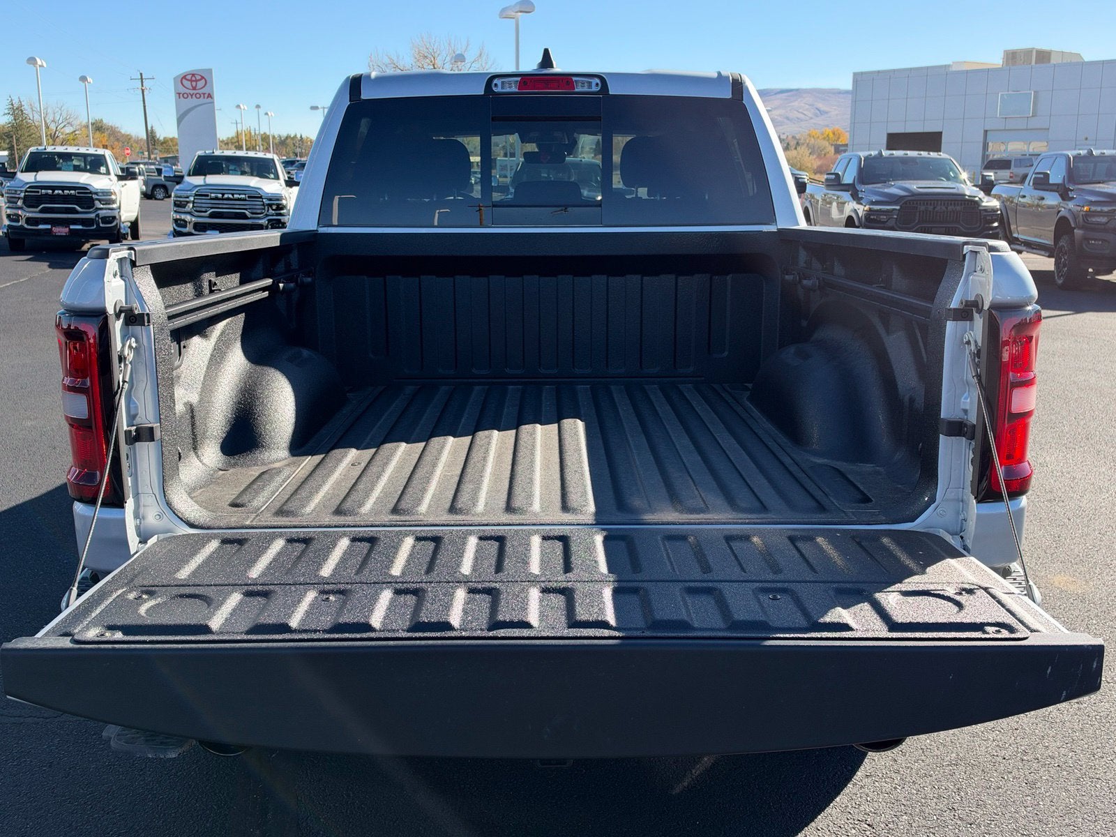 2027 RAM 1500 RAM 1500 EXPRESS CREW CAB 4X4 5'7' BOX